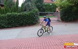 FAKEhub – Hot blonde German secretary Anny Aurora thinks her new boss is the delivery guy and lets him fuck her plump ass and puffy tits and warm pussy to orgasm